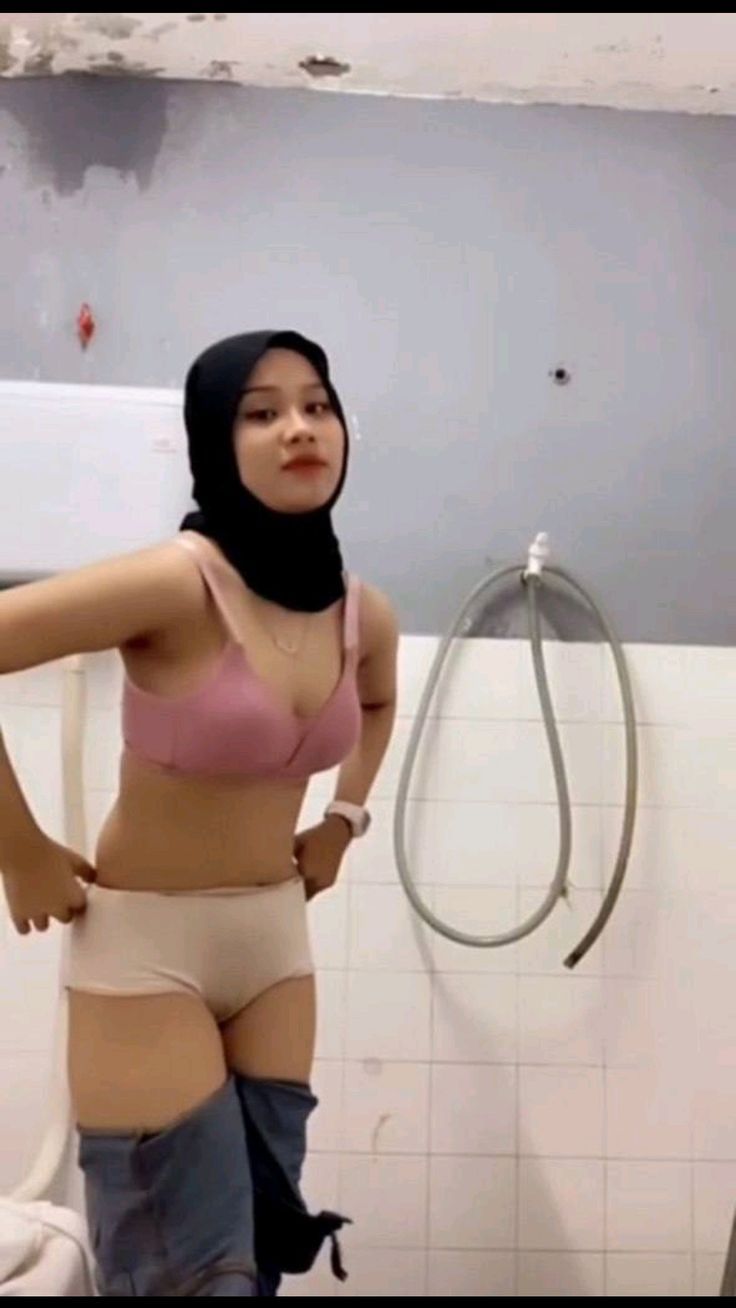 Viral Terbaru Indo Ukhti Mode Soleh hot Diiclik Temen Suami New Trending 2025