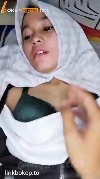 Viral ABG Jilbab Lagi Jalan Jalan Ama Ayang Tiba Tiba S4nge Munta Di Sefongin Di Toilet Umum