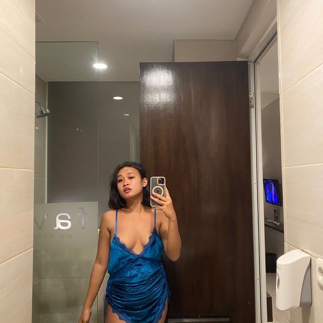 12 Unique Ways Tante SMA Viral Kau Buat Aku Lupa Dunia